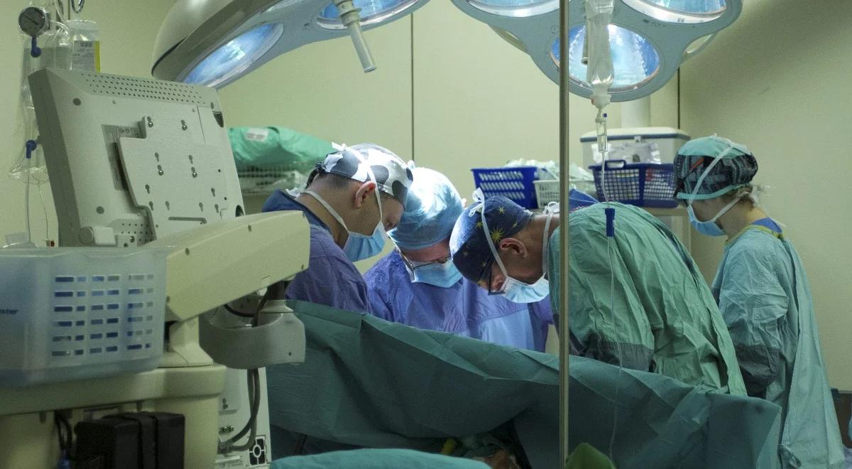 "Śmierć mózgu to nie śpiączka, a lekarze nie hodują ludzi na narządy". Chirurg obala mity dot. transplantologii