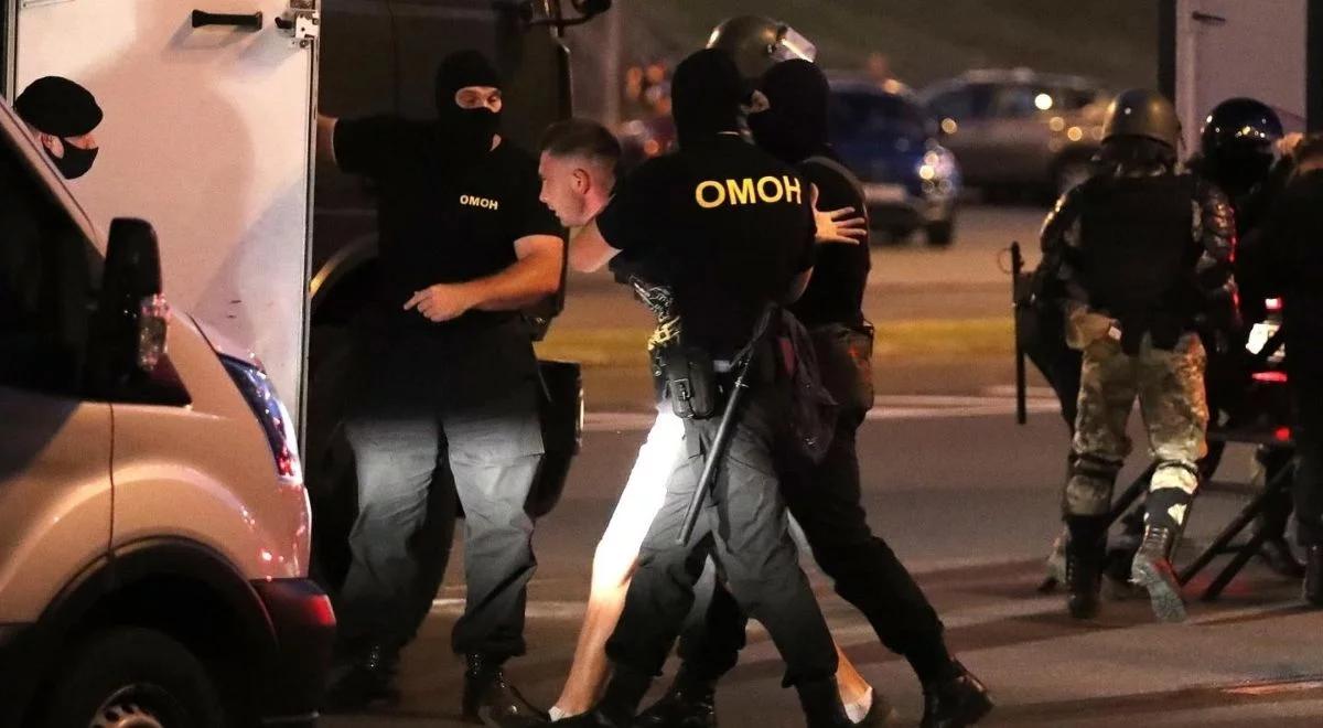 Niespokojna noc w Mińsku. Policja użyła granatów hukowych wobec protestujących