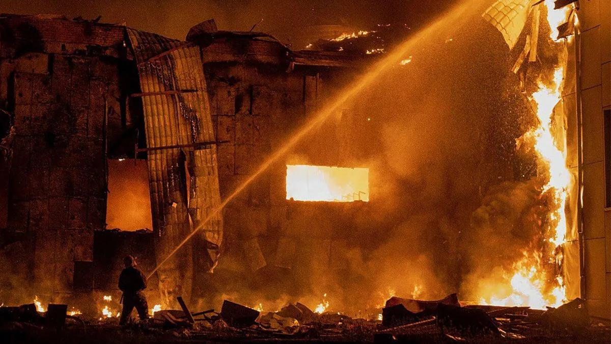 Ukraina. Atak dronów na obwód sumski. Wybuchł pożar, są ranni