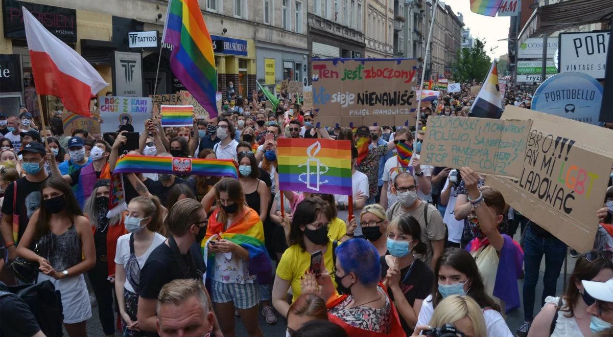 "J***ć PiS i psy" na proteście LGBT. Dziennikarz "GW": to nie seans nienawiści, a zbiorowa terapia
