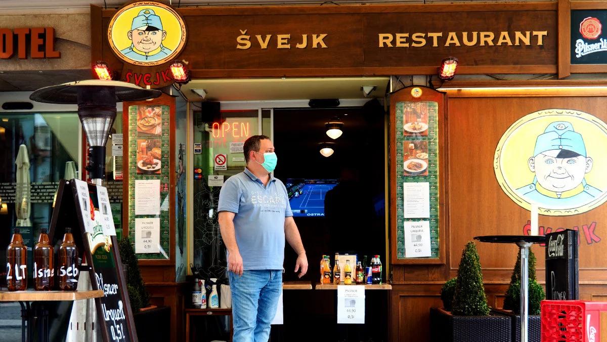 Czesi znów zamykają bary i restauracje. Wracają obostrzenia sanitarne 