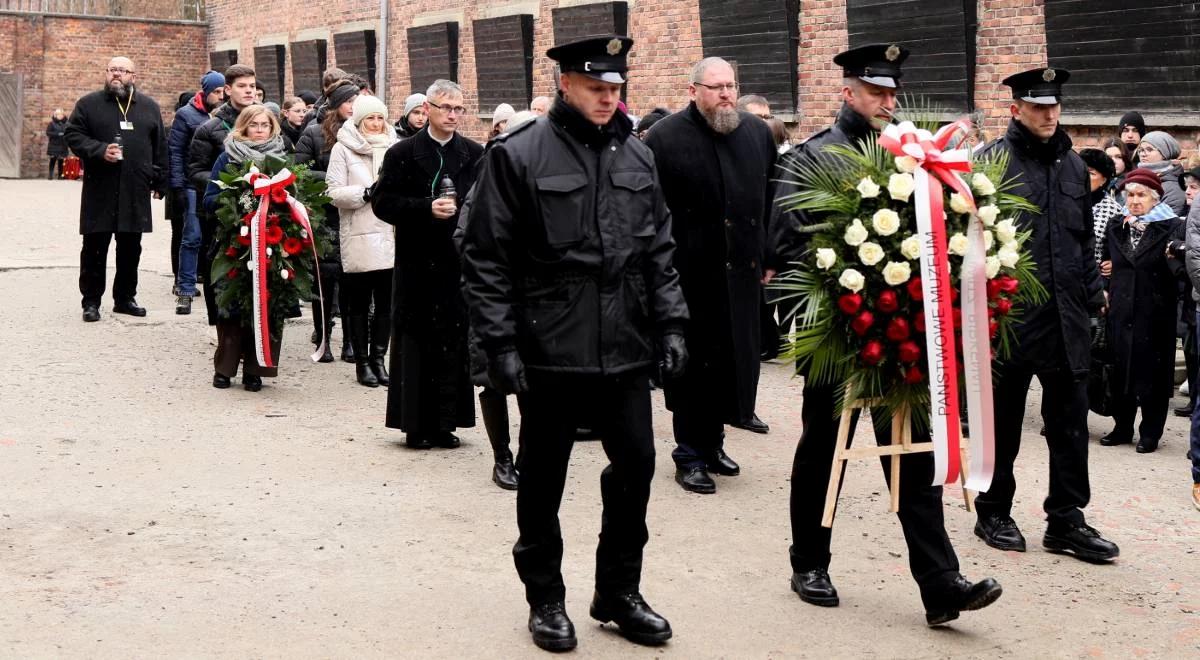 78. rocznica wyzwolenia obozu Auschwitz-Birkenau. Złożono kwiaty pod Ścianą Straceń