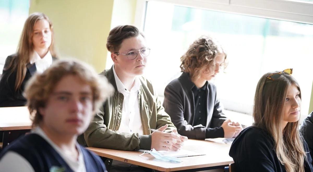 "Nie ma podziału na zaszczepionych i niezaszczepionych". MEiN o zasadach w przypadku zakażeń koronawirusem w szkole