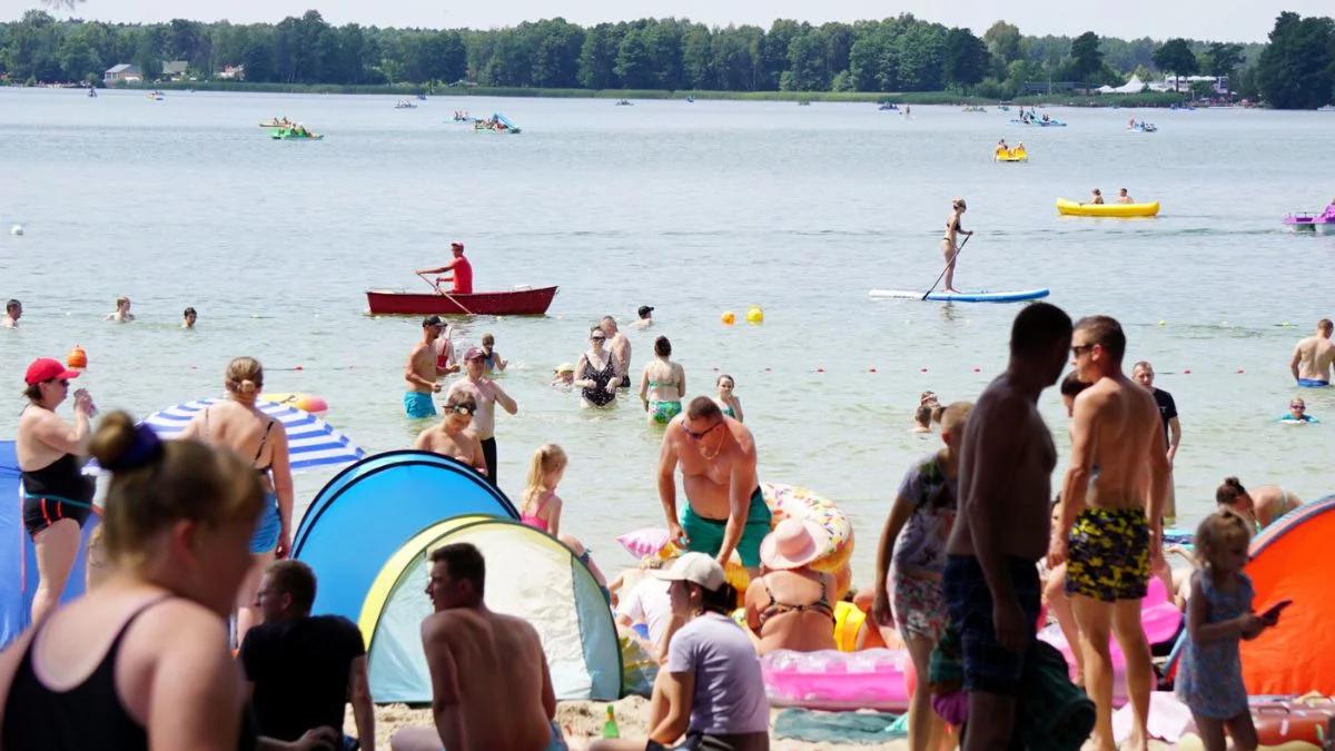 Okuninka. Zostawili małe dziecko na noc w samochodzie. Poszli na dyskotekę