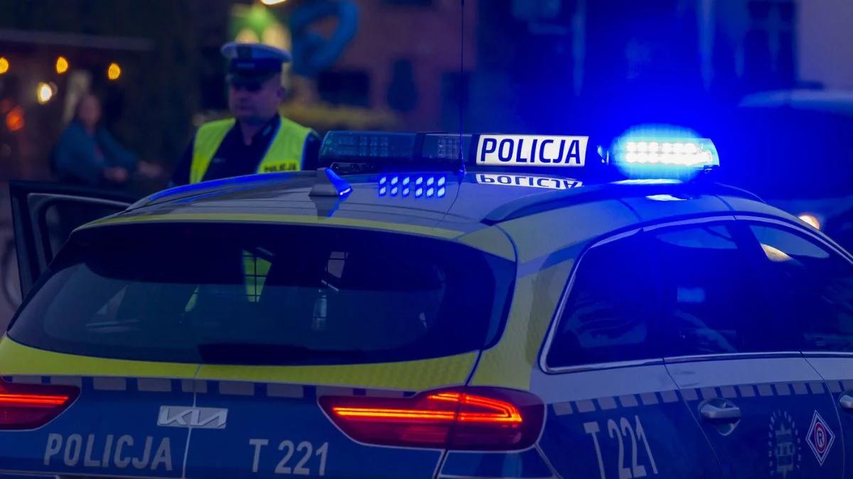 Pościg w Gdańsku. Radiowóz dachował, policjant w szpitalu. Trwa obława