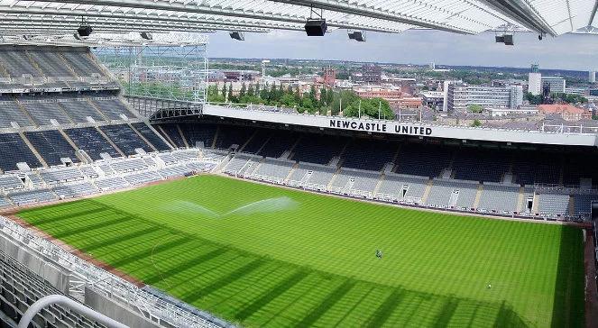 Premier League: plecaki Newcastle mają suwaki z logo... Fulham