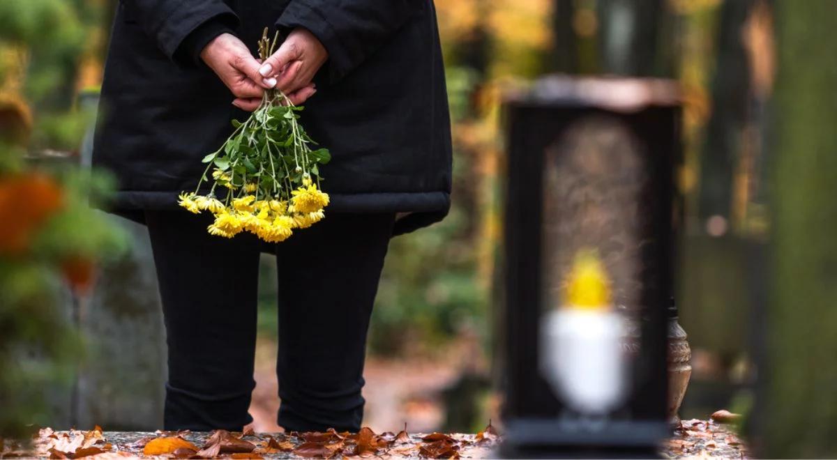 "Jesteśmy odarci z procesu odchodzenia". Elwira Liegman o przeżywaniu żałoby po stracie bliskich