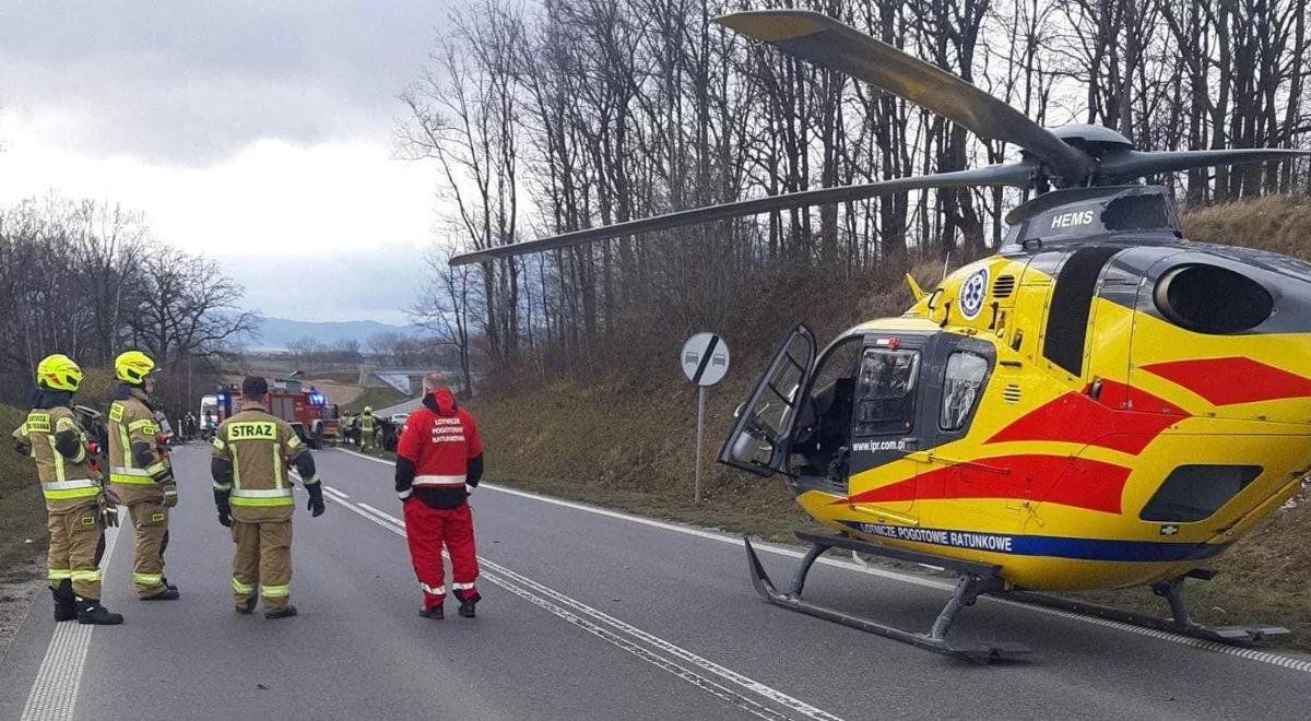 Śmiertelny wypadek koło Dzierżoniowa. Samochód osobowy zderzył się z ciężarówką. Nie żyją trzy osoby