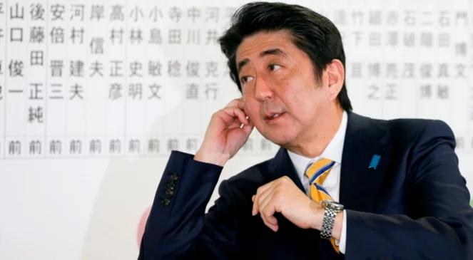 Wybory w Japonii wygrywa partia premiera Shinzo Abego 