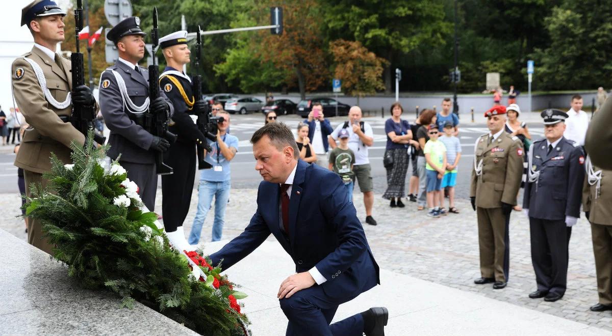 Mariusz Błaszczak złożył kwiaty pod pomnikiem J. Piłsudskiego z okazji święta Wojska Polskiego