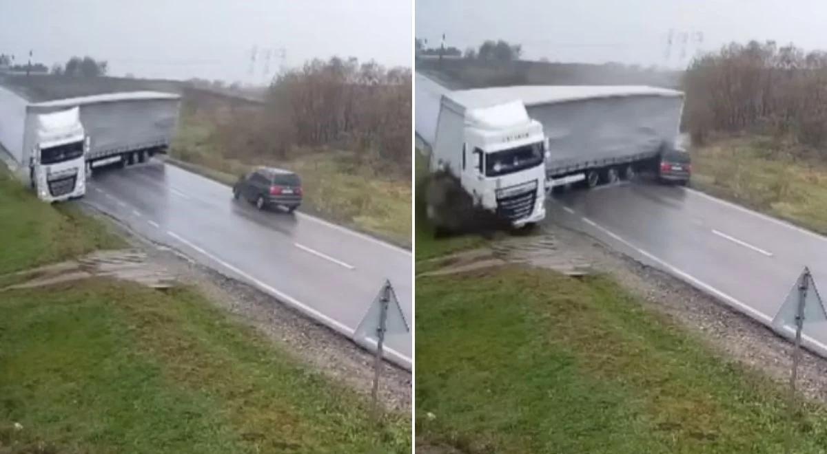 Jassy. Auto zmiażdżone przez naczepę tira. W osobówce nikt nie przeżył [WIDEO]