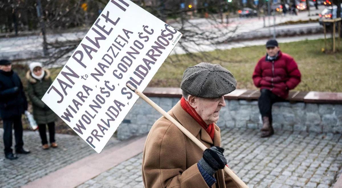 Ataki na Jana Pawła II. Szef MON: można je postrzegać jako atak na nasz kraj, na Polskę