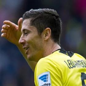 Bundesliga: Lewandowski pożegnał się z kibicami Borussii. Były łzy, owacje i kwiaty