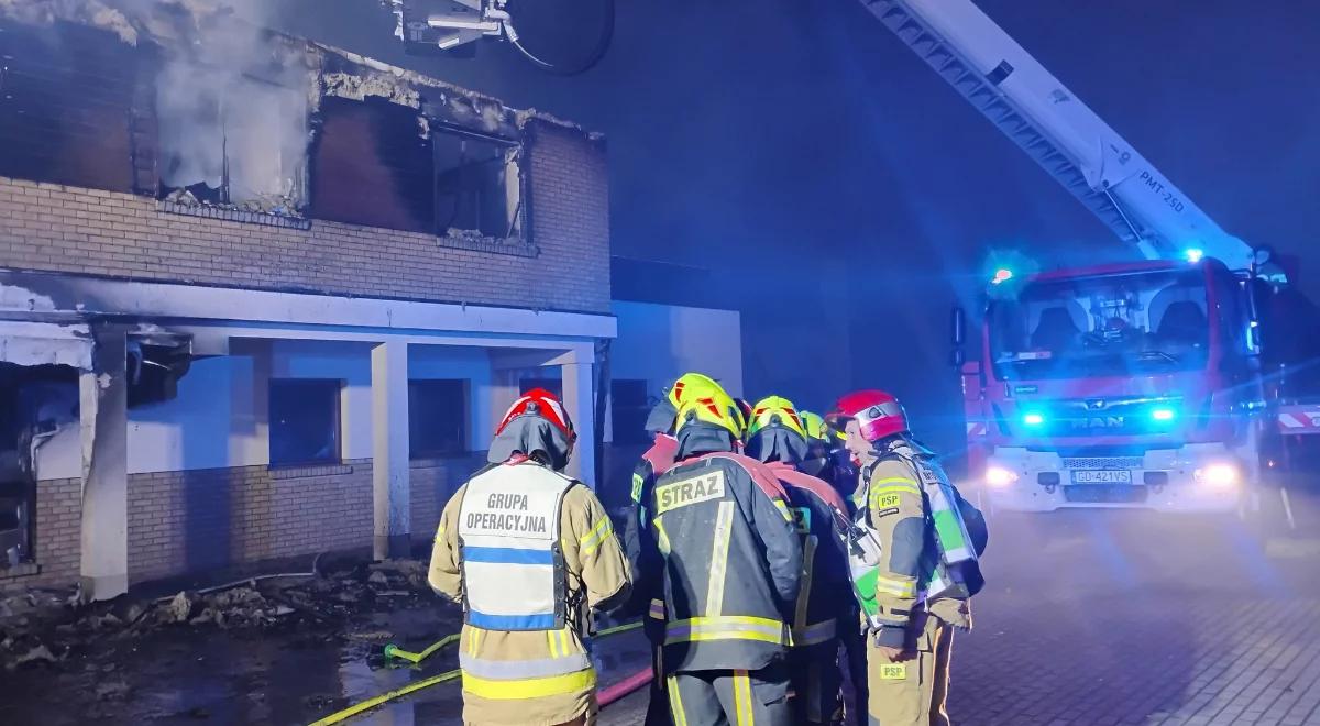 Rusocin. Potężny pożar w fabryce okien. Kilkudziesięciu strażaków w akcji