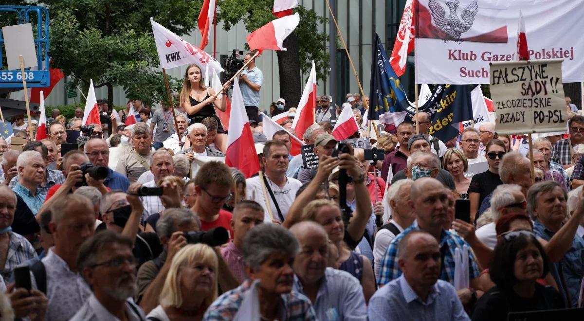 "Po stronie Polski". Trwa manifestacja klubów "Gazety Polskiej" przed Trybunałem Konstytucyjnym