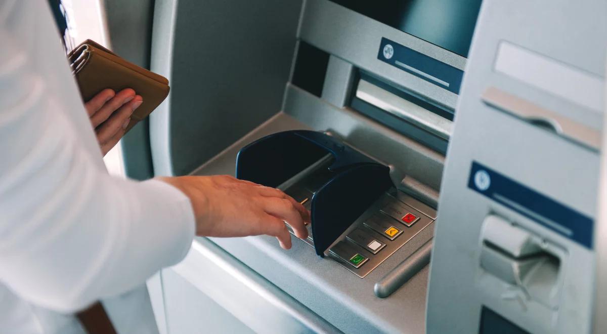 Bankowy rachunek podstawowy. Sprawdź kto i jak może uniknąć opłat za prowadzenie konta