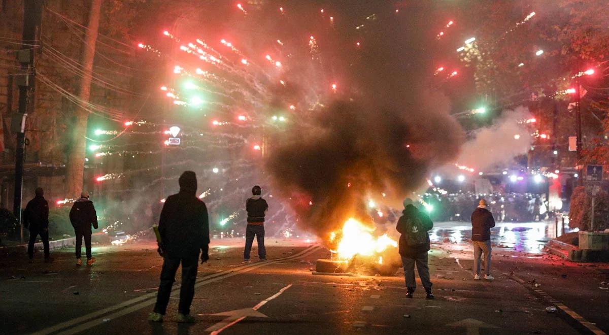 Kolejna niespokojna noc w Gruzji. W ruch poszły armatki wodne