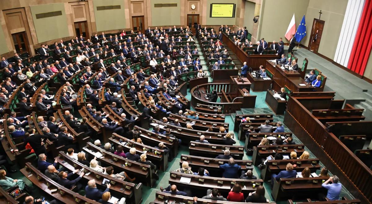 "Reguluje sytuację nadzwyczajną i uspokaja nastroje". Poseł Porozumienia o ustawie ws. koronawirusa