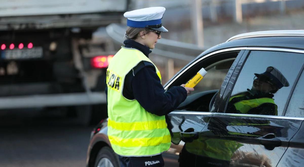 Kompletnie pijana matka pojechała po jedzenie. W samochodzie małe dzieci