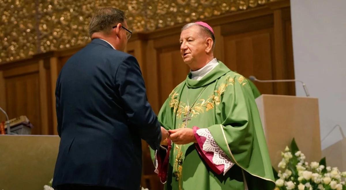 Medal Pro Bono Poloniae dla arcybiskupa Józefa Guzdka. "To podziękowanie za wspaniałe nauki"