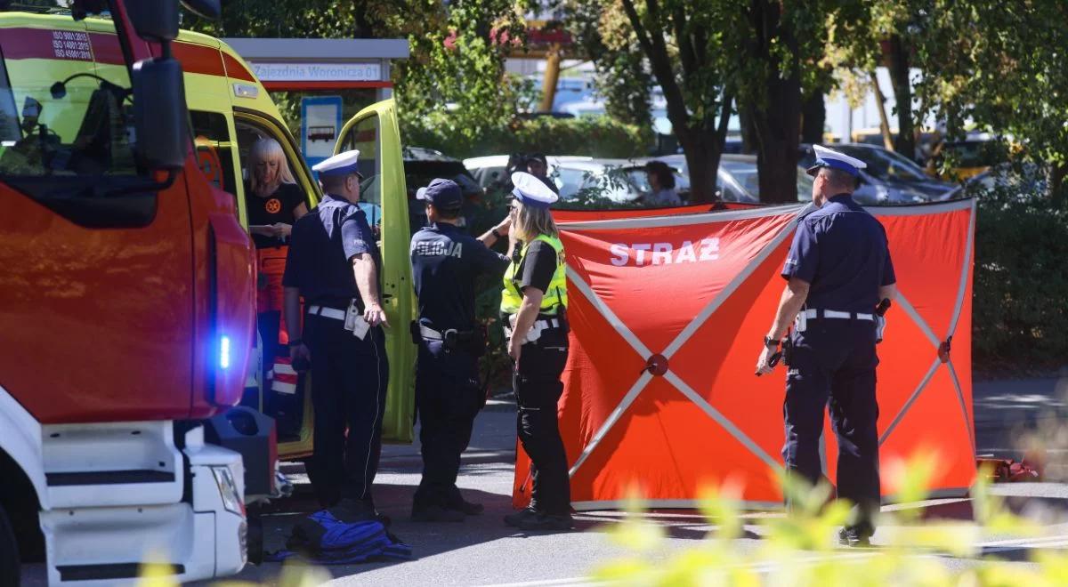 Potrącił kobietę na pasach i wjechał w przystanek. Pilny apel policji