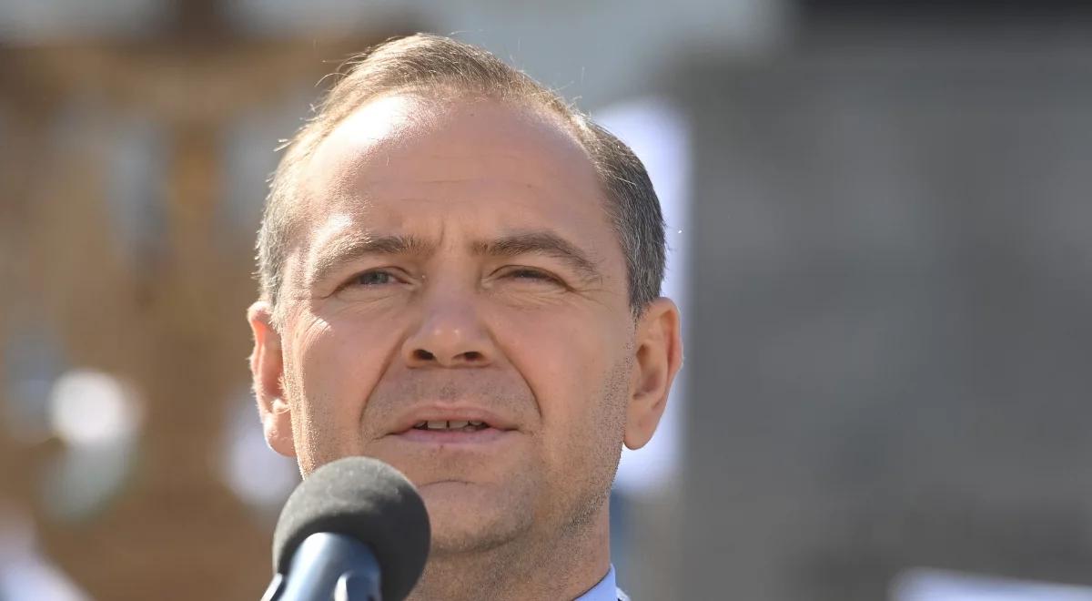 Kolejne problemy Nawrockiego. Wystawa tych zdjęć może go pogrążyć