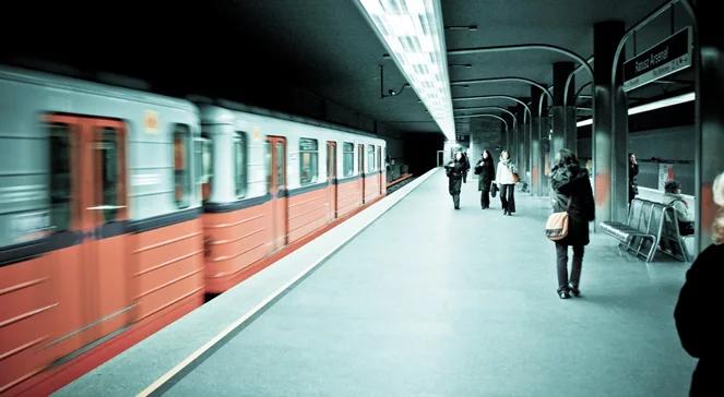 Metro w Warszawie już jeździ. Awaria usunięta