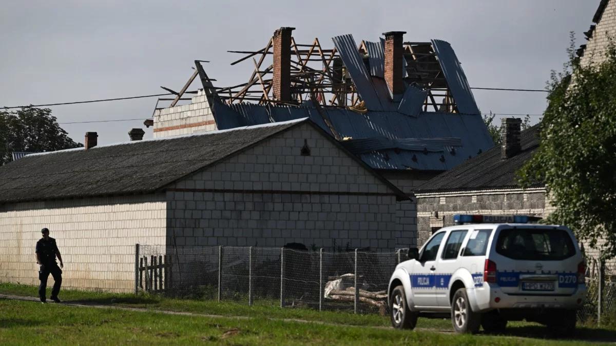 Zniszczony dom w Wyrykach. Ekspert: rakiety w samolotach nie są do walki z dronami