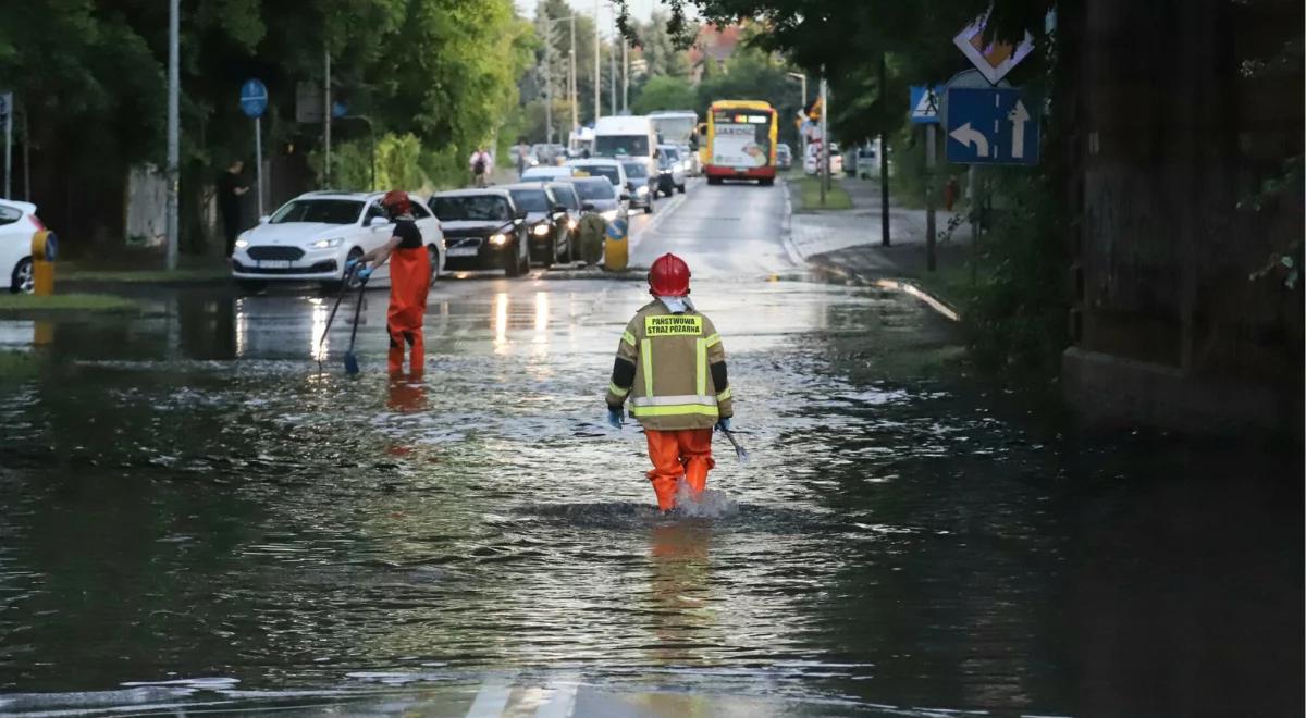 Alert RCB przed ulewą dla 10 województw. "Przygotuj się na podtopienia"