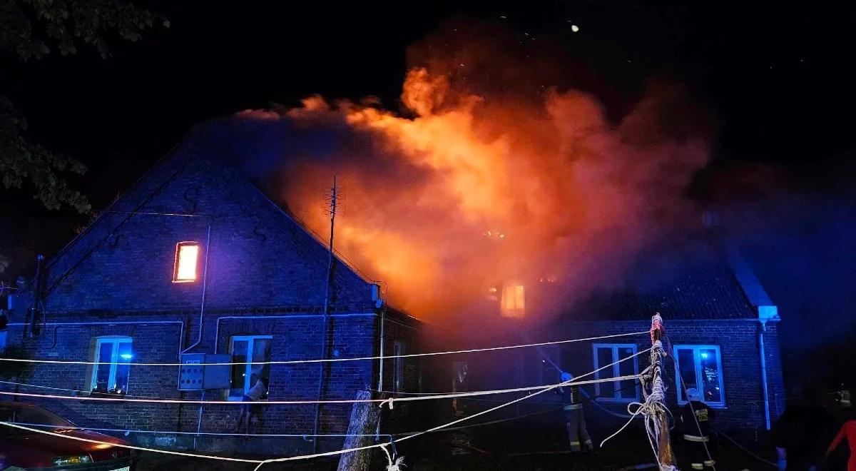 Pożar budynku socjalnego pod Płockiem. Są ofiary, ranny strażak