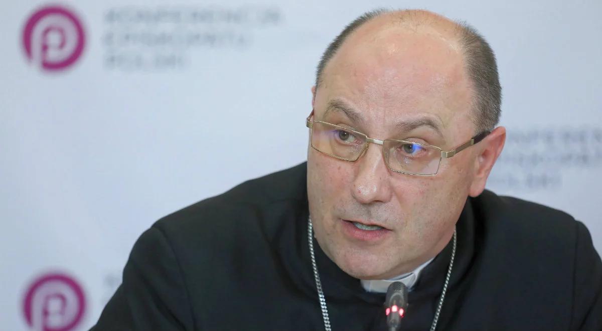 "Nie ma zgody na profanacje, ale nie odpowiadajmy agresją". Prymas Polski o protestach i niszczeniu kościołów