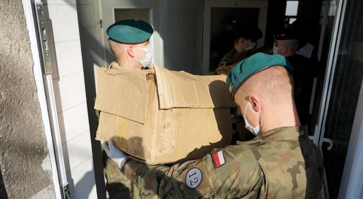 "Transport 19 ton odzieży ochronnej dla medyków". Szef MON o wsparciu wojska