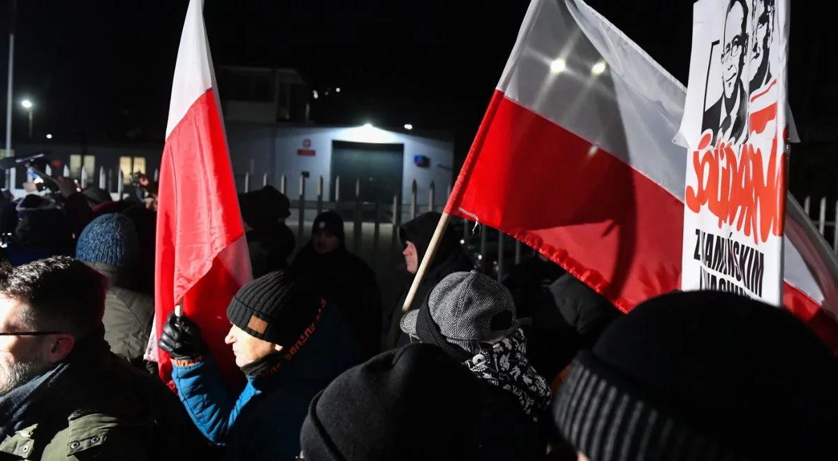 "Władza chce uwięzić demokratycznie wybranych posłów". Morawiecki o zatrzymaniu polityków PiS