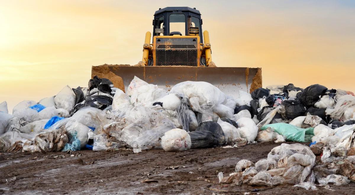 35 tys. ton śmieci z Niemiec. Polska szykuje skargę do TSUE. Minister klimatu wyjaśnia