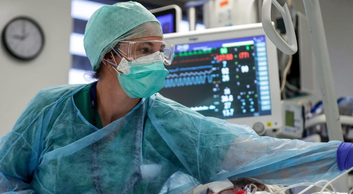 Ponad tysiąc nowych zgonów w USA. Liczba zakażeń zbliża się tam do 900 tysięcy