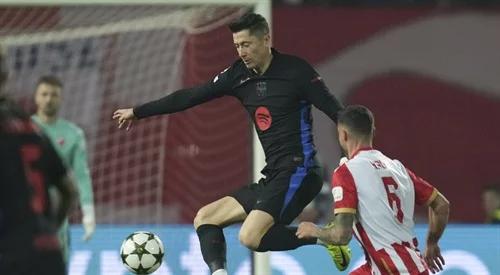 Robert Lewandowski stoi przed ...