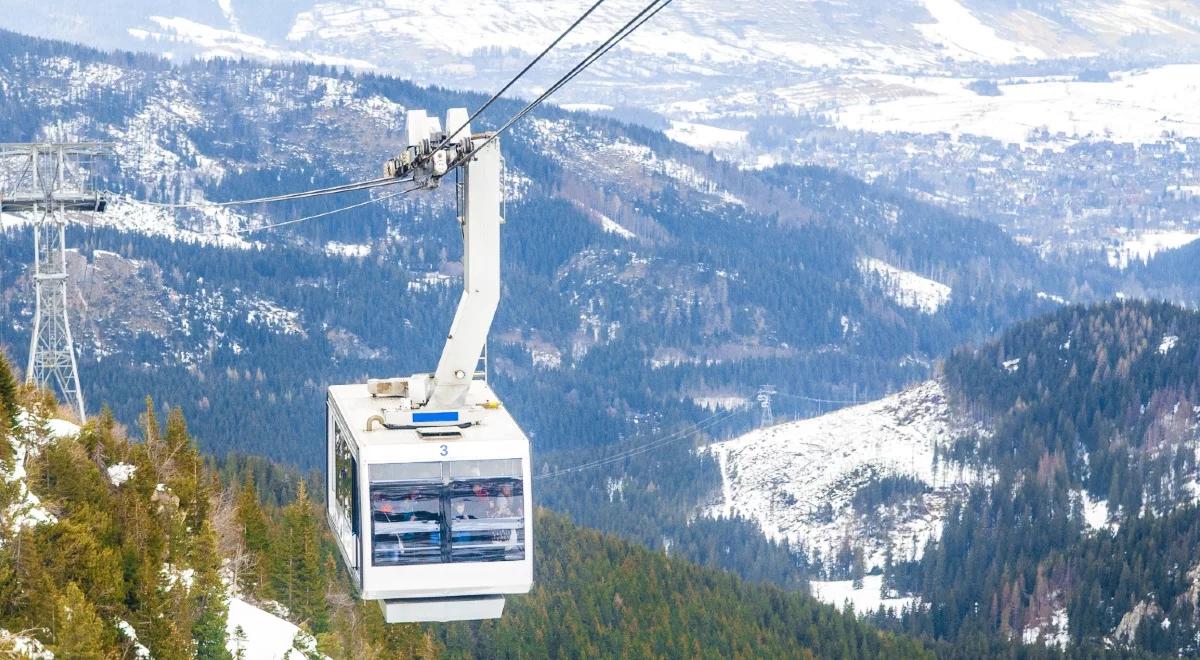 Silny wiatr w Tatrach. Unieruchomione kolejki na Kasprowy Wierch