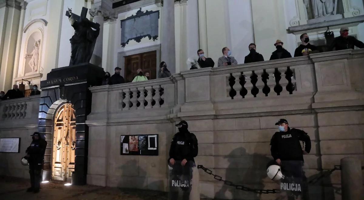 Wtargnięcia na msze św., zniszczone elewacje kościołów. Policja podała dane o incydentach i zatrzymaniach