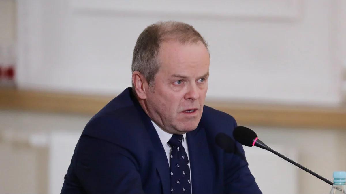 Komisja Weryfikacyjna. Kurator 130-latka jednocześnie kierował Biurem Prawnym SKW