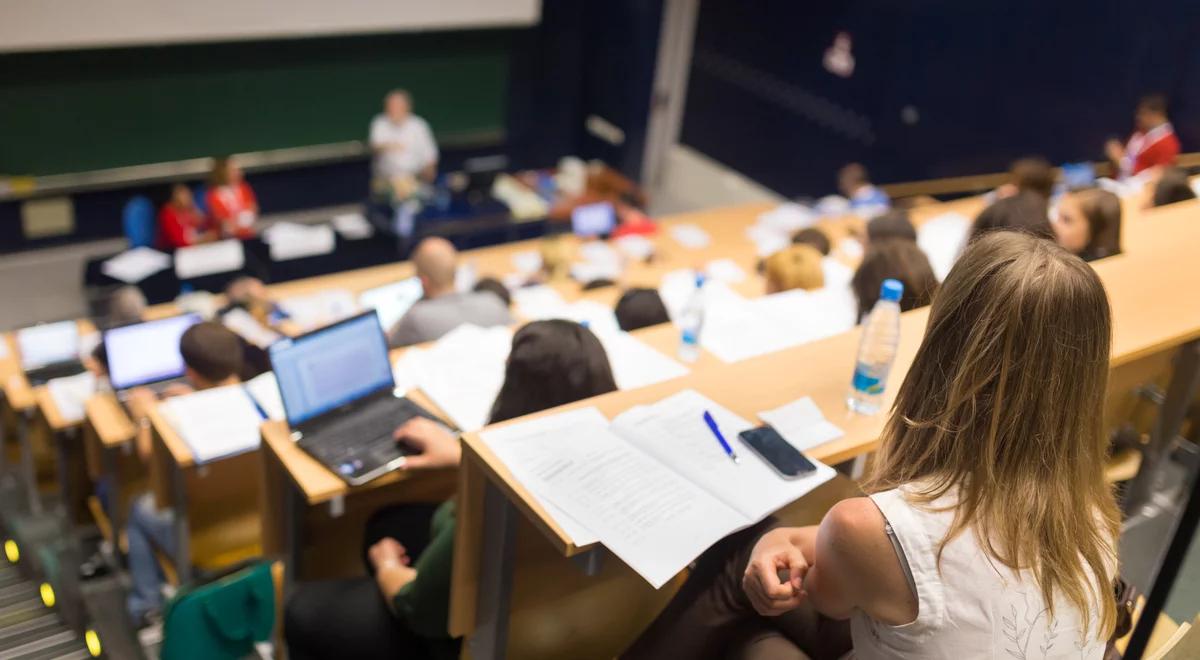 Nawet ponad 10 tys. złotych świeżo po studiach. Na tych kierunkach opłaca się studiować