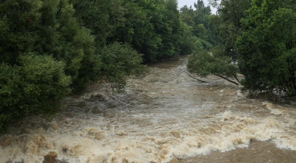 Ustępują burze i ulewy, ale nie alerty. IMGW ostrzega przed wezbraniami