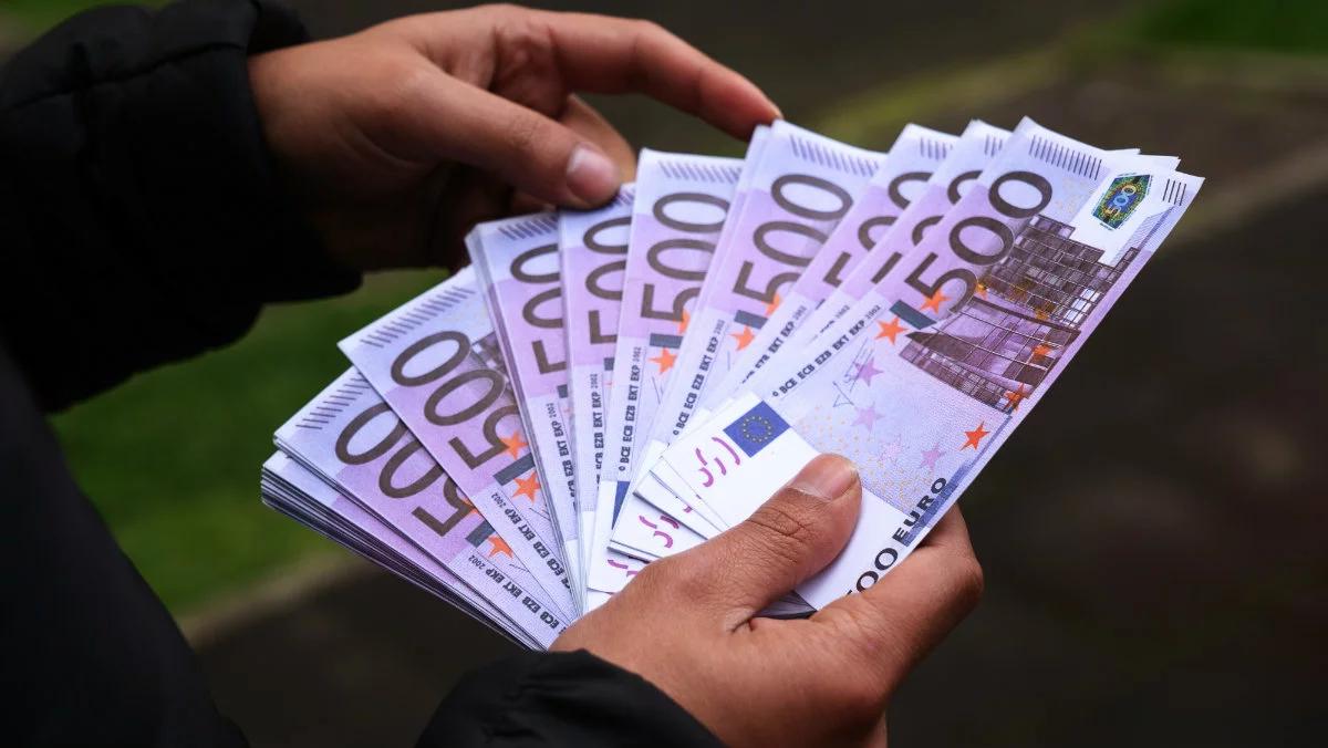 Znalazł blisko 100 tys. euro w szafce kupionej w internecie
