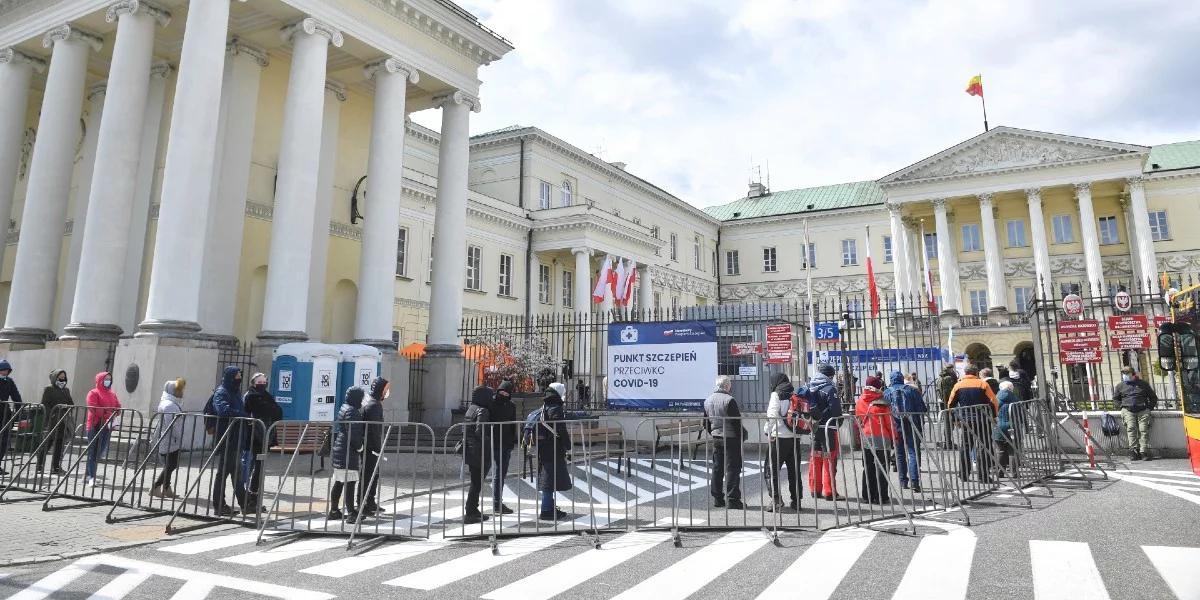 Trzeci dzień akcji "Zaszczep się na majówkę". W Warszawie ponownie setki chętnych