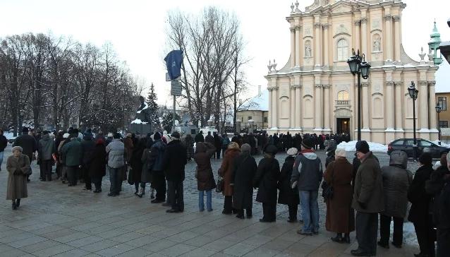 Pożegnanie prymasa Glempa. Transmisja mszy w Jedynce