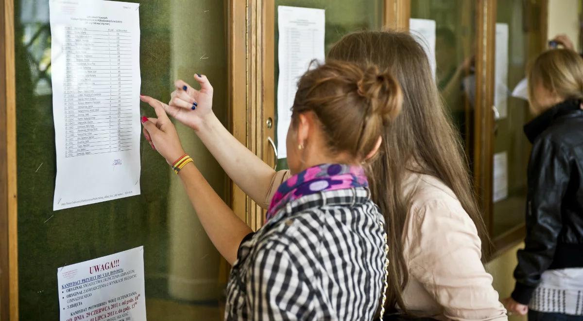 Radni PiS: Warszawa w kilka lat zlikwidowała ponad 100 szkół. Miasto odpowiada