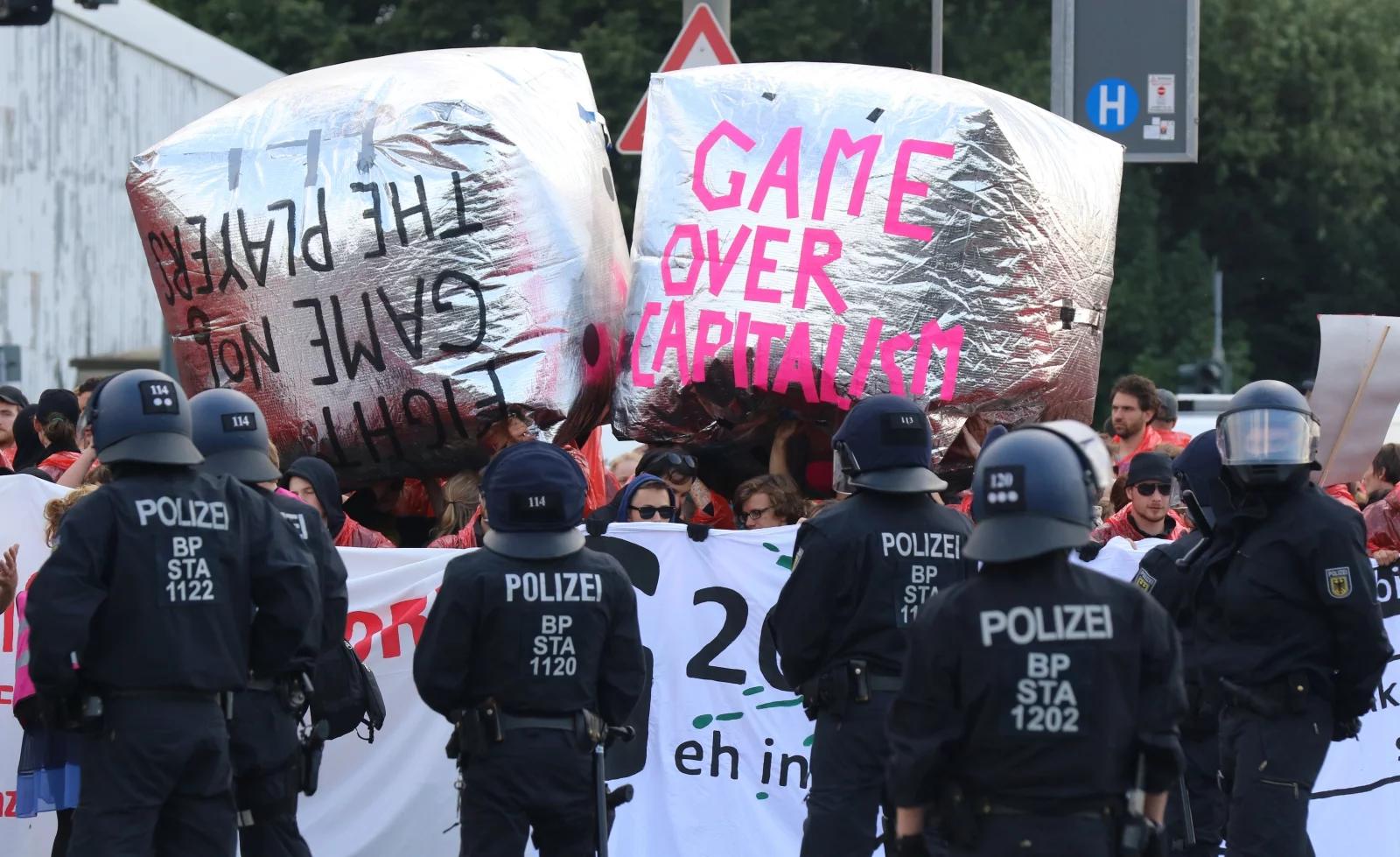 Płonące barykady w Hamburgu. Szczyt G20 rozpoczęty