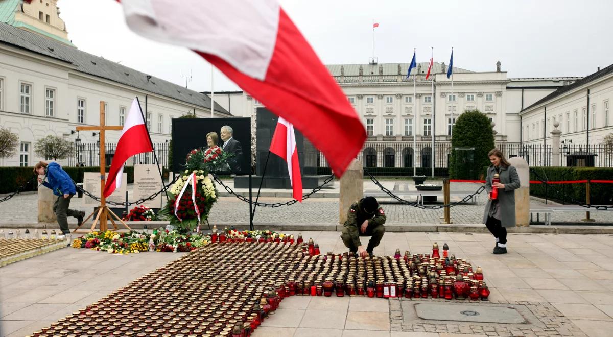 Katastrofa smoleńska. Prezydent: na Krakowskim Przedmieściu powinny stanąć dwa pomniki