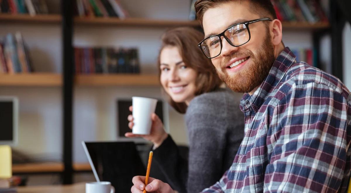 Mniejsze wydatki, większa skłonność do oszczędzania. Zobacz raport o finansach studentów