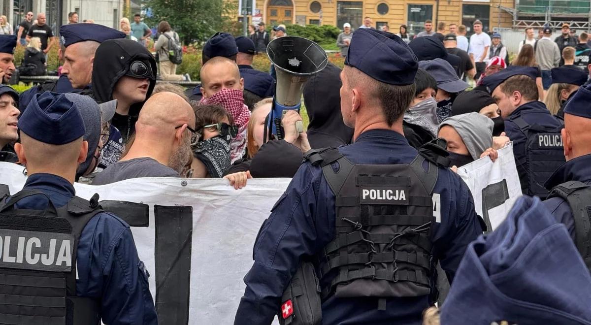 Warszawa. Gorąco na marszu "Stop imigracji". Policja utworzyła kordon