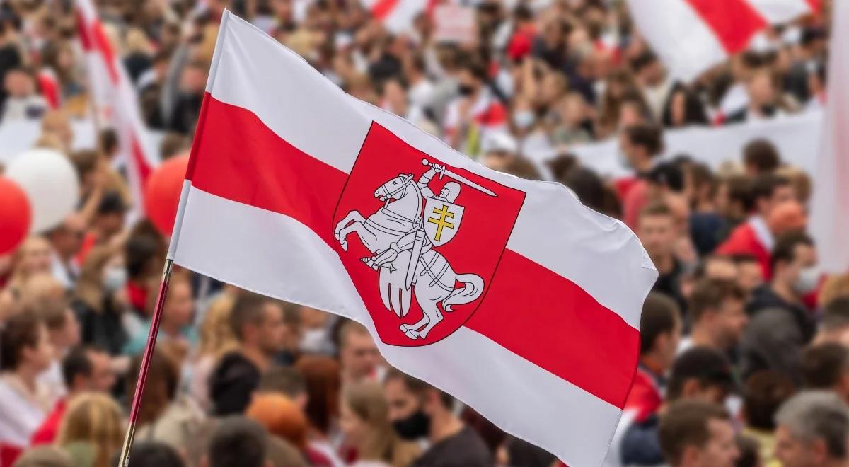 Białoruski politolog: Łukaszenka próbuje połączyć zwolenników protestów z nazizmem